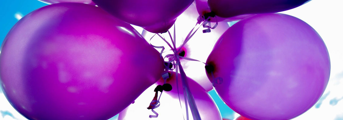 Photo de ballons violets installés à l'occasion d'un anniversaire d'entreprise