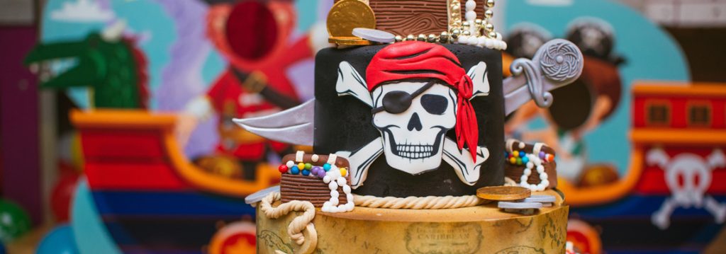 CXNXFD Kit De Décoration D'anniversaire Pirate, Pour Anniversaire D'enfant, Serpentins, Pirate, Capitaine, Chapeau, Crâne, Perroquet, Bannière, Happy Birthday, Pirate, Pour Anniversaire, Pirates